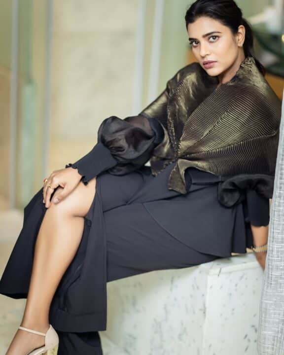 மாடர்ன் உடையில் நடிகை ஐஸ்வர்யா ராஜேஷின் மிரட்டலான லுக் 1