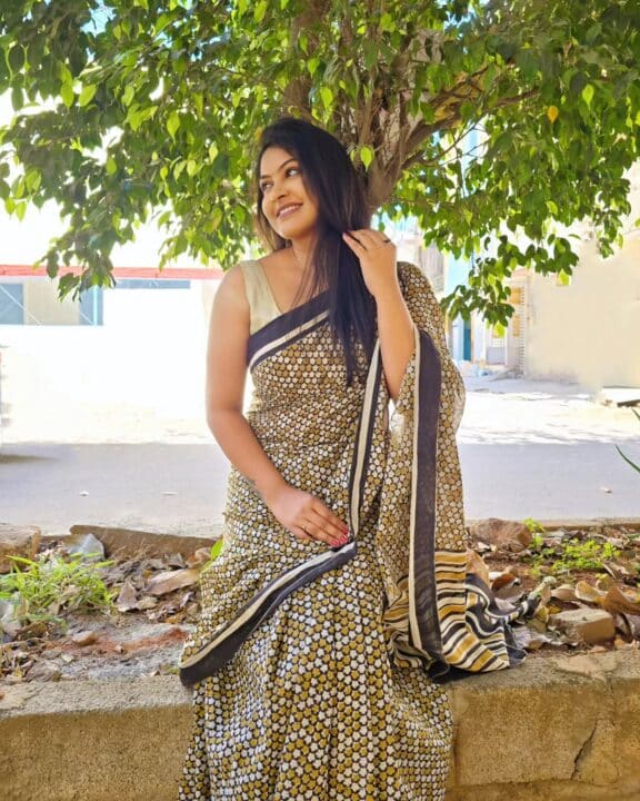 காலையிலையே செம்ம ஹாட்..! ரட்சிதா மஹாலக்ஷ்மி சேலையில் கலக்கல் போட்டோஷூட் 6