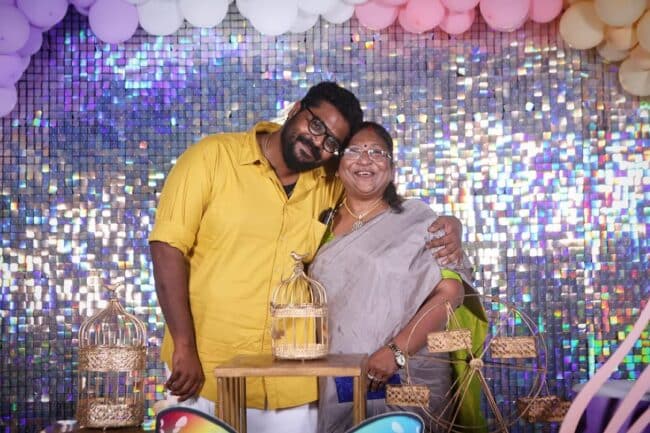 தனது அம்மாவின் 60வது பிறந்தநாளை கொண்டாடிய இயக்குனர் அஜய் ஞானமுத்து 1