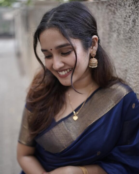 சேலையில் தூள் கிளப்பும் நாயகி அனிகா சுரேந்திரன் 1