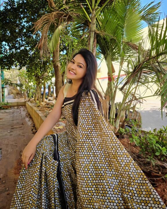 காலையிலையே செம்ம ஹாட்..! ரட்சிதா மஹாலக்ஷ்மி சேலையில் கலக்கல் போட்டோஷூட் 1