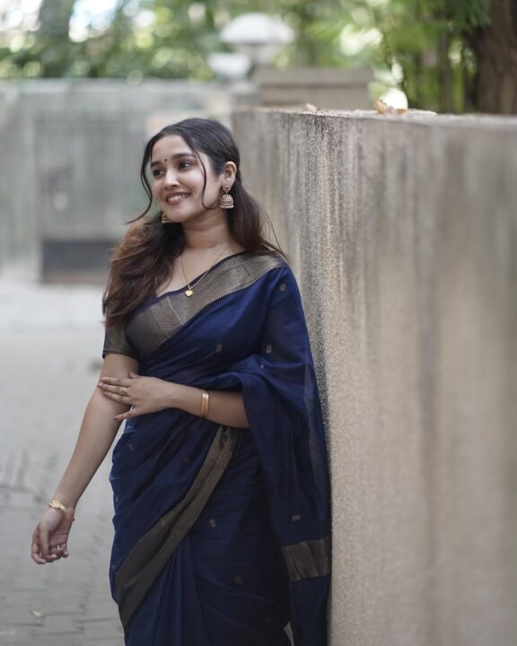 சேலையில் தூள் கிளப்பும் நாயகி அனிகா சுரேந்திரன் 5