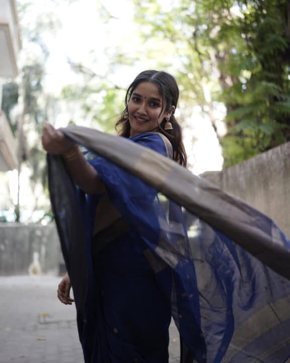 சேலையில் தூள் கிளப்பும் நாயகி அனிகா சுரேந்திரன் 3