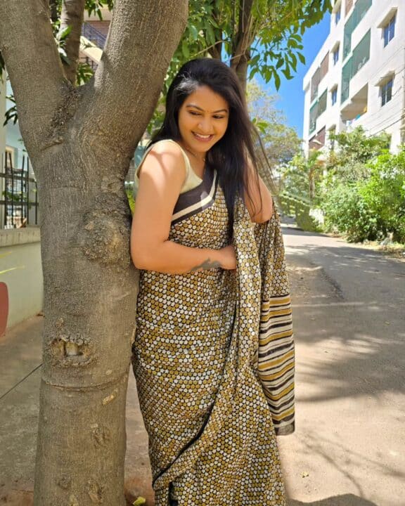 காலையிலையே செம்ம ஹாட்..! ரட்சிதா மஹாலக்ஷ்மி சேலையில் கலக்கல் போட்டோஷூட் 2