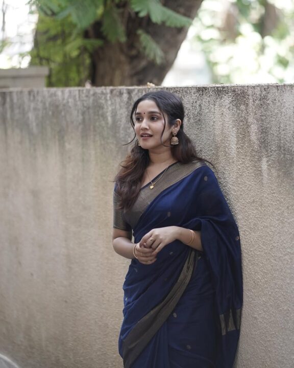 சேலையில் தூள் கிளப்பும் நாயகி அனிகா சுரேந்திரன் 6