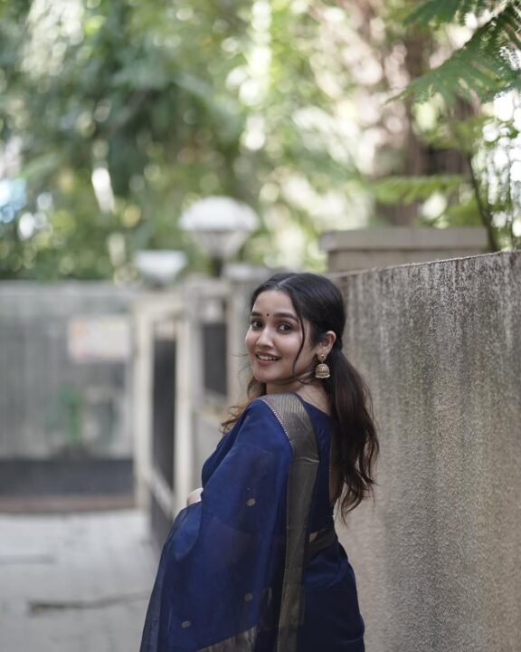 சேலையில் தூள் கிளப்பும் நாயகி அனிகா சுரேந்திரன் 7