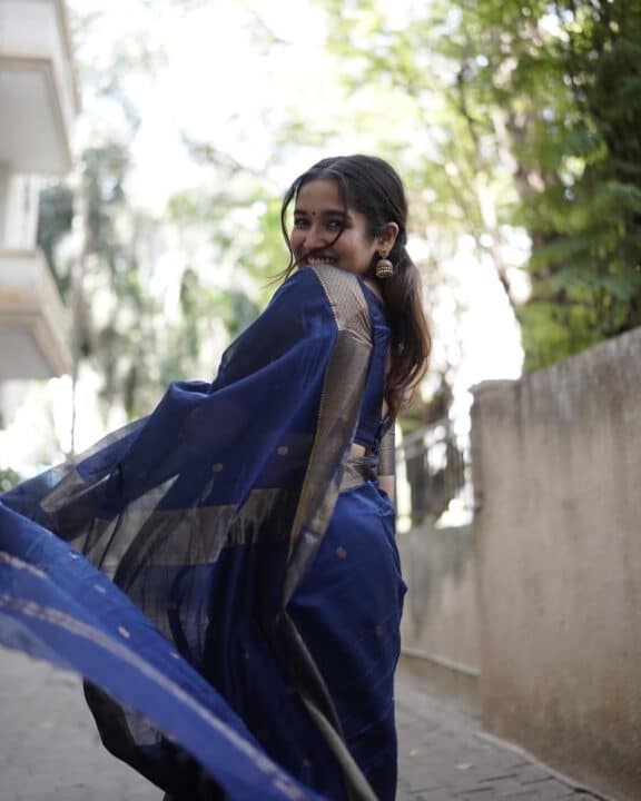 சேலையில் தூள் கிளப்பும் நாயகி அனிகா சுரேந்திரன் 2