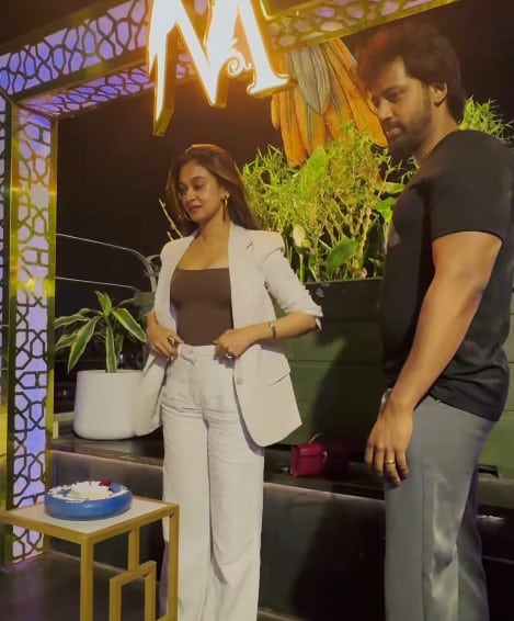 மனைவி ஐஸ்வர்யா அர்ஜுன் பிறந்தநாளை கோலாகலமாக கொண்டாடிய உமாபதி ராமையா 6