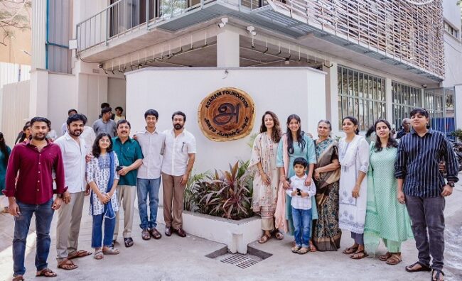 அகரம் நிறுவனத்தின் புதிய அலுவலக திறப்பு விழாவுக்கு குடும்பத்துடன் வந்த நடிகர் சூர்யா 1