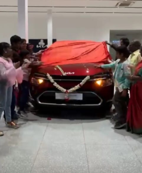 சொந்தமாக கார் வாங்கிய விஜய் டிவி அமுதவாணன் 4