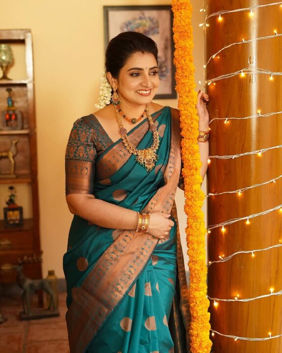 பட்டு சேலையில் அழகில் ஜொலிக்கும் பாண்டியன் ஸ்டோர்ஸ் தனம் அண்ணி 1