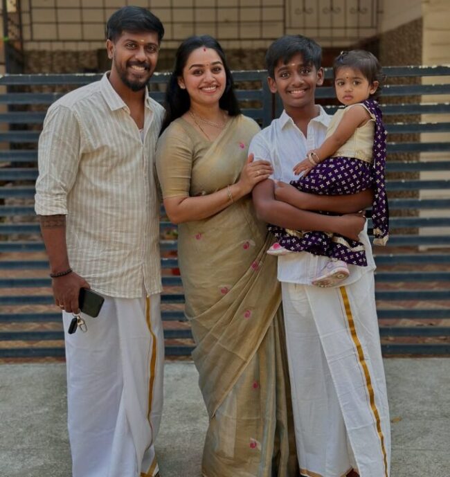 சீரியல் நடிகை காயத்ரி யுவராஜ் திருமண நாள் கொண்டாட்டம் 2