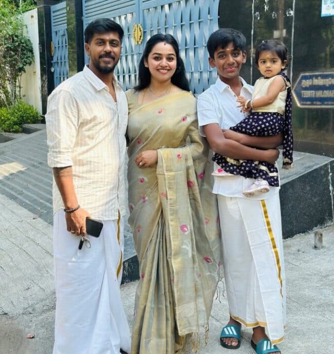 சீரியல் நடிகை காயத்ரி யுவராஜ் திருமண நாள் கொண்டாட்டம் 4