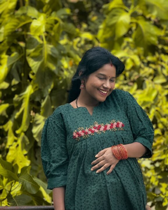 நிறை மாத சீரியல் நடிகை கேபிரியல் மொட்டைமாடி போட்டோஷூட் 6