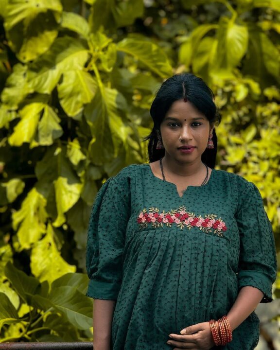 நிறை மாத சீரியல் நடிகை கேபிரியல் மொட்டைமாடி போட்டோஷூட் 4