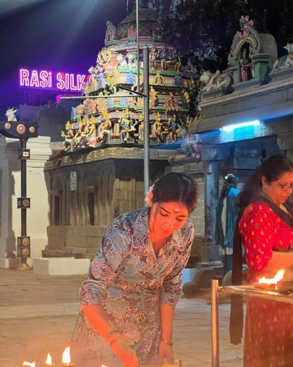 கபாலீஸ்வரர் கோவிலில் சுவாமி தரிசனம் செய்த பிக் பாஸ் அன்ஷிதா 4