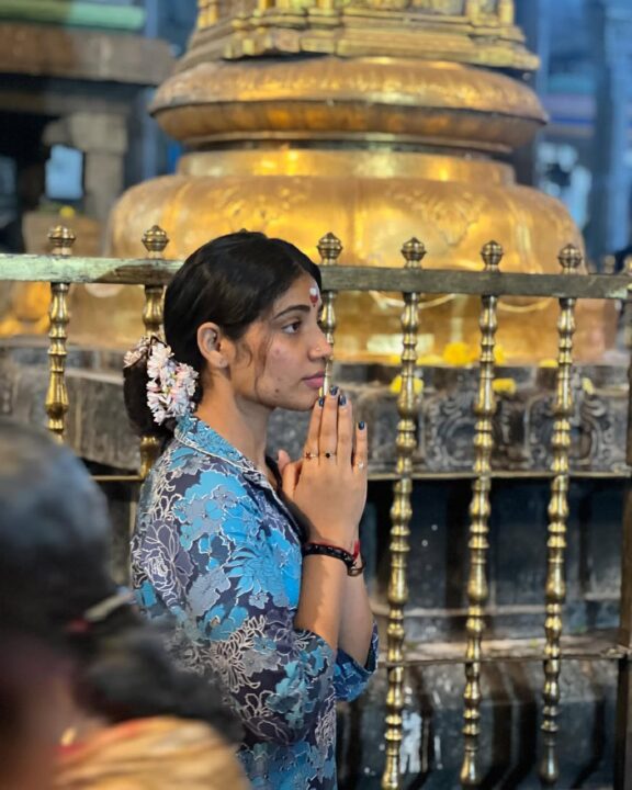 கபாலீஸ்வரர் கோவிலில் சுவாமி தரிசனம் செய்த பிக் பாஸ் அன்ஷிதா 6