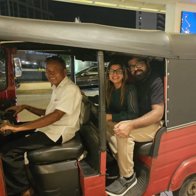 ஸ்ரீலங்காவில் கணவருடன் நடிகை ரம்பா ஆட்டோ ரைட் 1