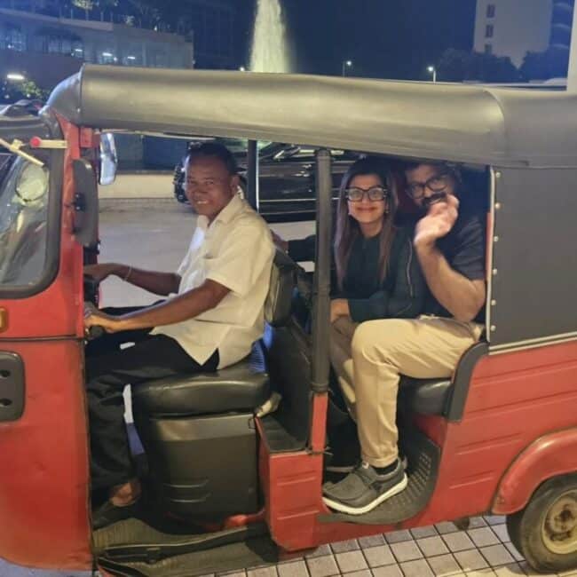 ஸ்ரீலங்காவில் கணவருடன் நடிகை ரம்பா ஆட்டோ ரைட் 3