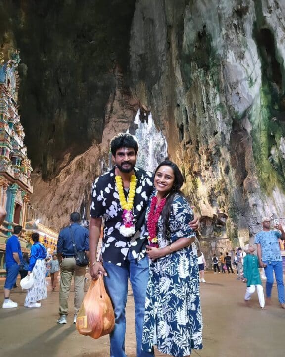 கணவருடன் விஜய் டிவி சக்திவேல் சீரியல் நடிகை கணவருடன் விடுமுறை கொண்டாட்டம் 4