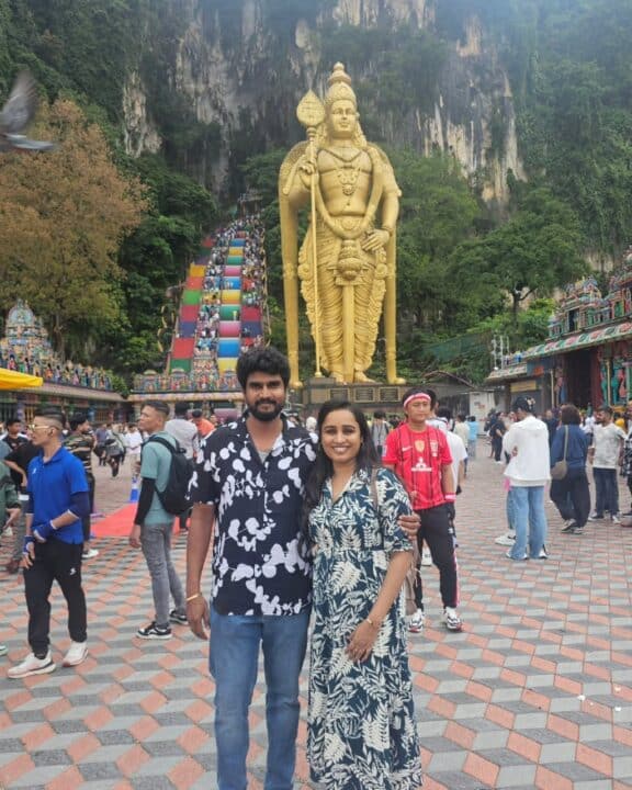 கணவருடன் விஜய் டிவி சக்திவேல் சீரியல் நடிகை கணவருடன் விடுமுறை கொண்டாட்டம் 1