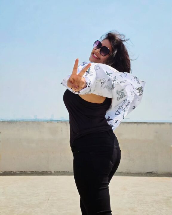 மாடர்ன் உடையில் மாஸ் காட்டும் சீரியல் நடிகை ரட்சிதா மஹாலக்ஷ்மி 2