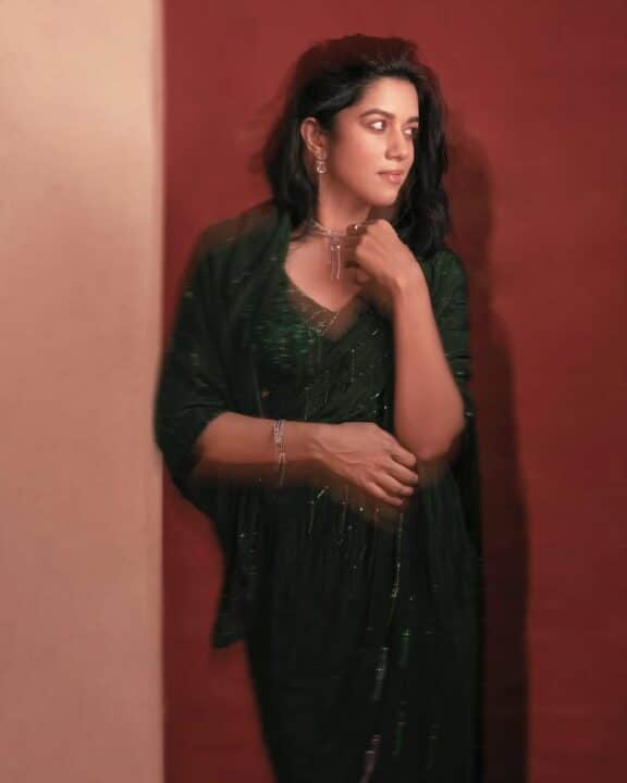 நடிகை மிர்னாலினி ரவியின் செம்ம கியூட்டான காதலர் தின புகைப்படங்கள் 5