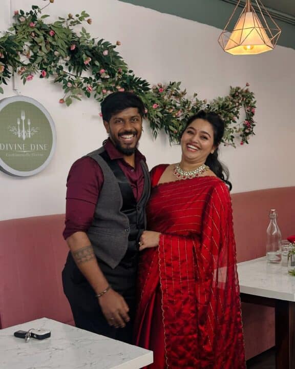 காதலர் தினத்தை கணவருடன் கொண்டாடிய சீரியல் நடிகை காயத்ரி யுவராஜ் 2