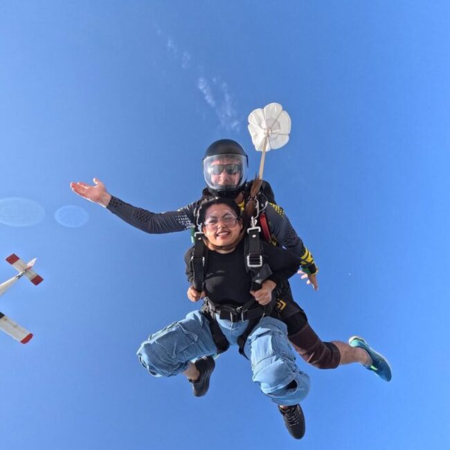 துபாயில் ஸ்கை டைவ் செய்த பாரதி கண்ணம்மா வில்லி பரீனா ஆசாத் 1