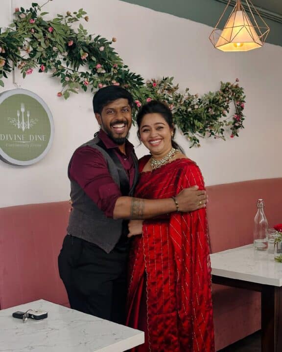 காதலர் தினத்தை கணவருடன் கொண்டாடிய சீரியல் நடிகை காயத்ரி யுவராஜ் 1