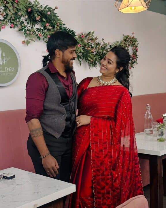 காதலர் தினத்தை கணவருடன் கொண்டாடிய சீரியல் நடிகை காயத்ரி யுவராஜ் 4