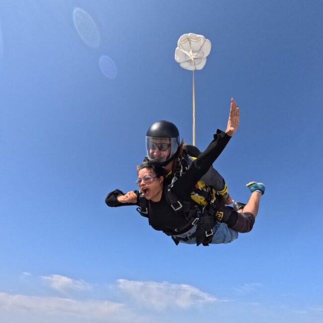 துபாயில் ஸ்கை டைவ் செய்த பாரதி கண்ணம்மா வில்லி பரீனா ஆசாத் 5