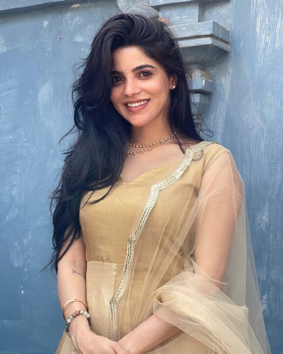 பேச்சுலர் பட நாயகி திவ்ய பாரதியின் செம்ம கியூட்டான புகைப்படங்கள் 2