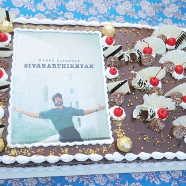 பராசக்தி படப்பிடிப்பில் பிறந்தநாளை கொண்டாடிய நடிகர் சிவகார்த்திகேயன் 5