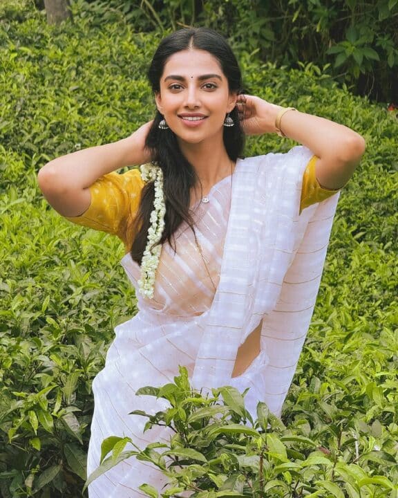 தேயிலை தோட்டத்தில் தேவதை போல நடிகை மீனாட்சி சௌத்திரி 5