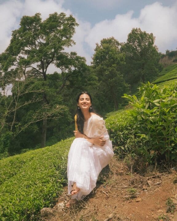 தேயிலை தோட்டத்தில் தேவதை போல நடிகை மீனாட்சி சௌத்திரி 1