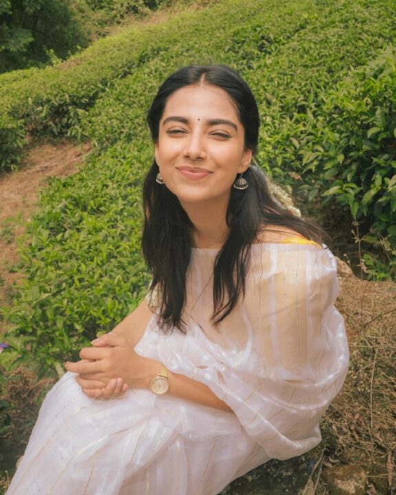 தேயிலை தோட்டத்தில் தேவதை போல நடிகை மீனாட்சி சௌத்திரி 7