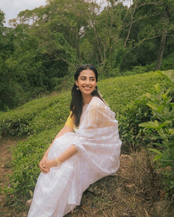 தேயிலை தோட்டத்தில் தேவதை போல நடிகை மீனாட்சி சௌத்திரி 6