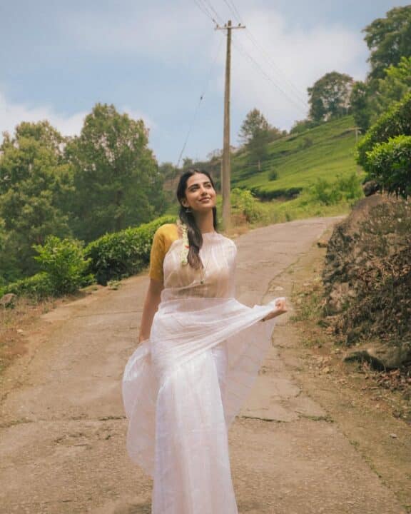 தேயிலை தோட்டத்தில் தேவதை போல நடிகை மீனாட்சி சௌத்திரி 2