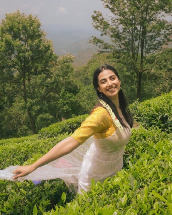 தேயிலை தோட்டத்தில் தேவதை போல நடிகை மீனாட்சி சௌத்திரி 3