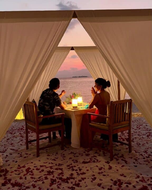 கணவருடன் நடிகை சாக்ஷி அகர்வால் மாலத்தீவில் Candle Light Dinner 4