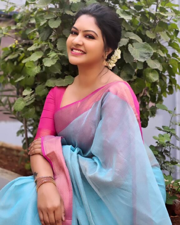 சேலையில் சிலை போல வந்து நின்ற நடிகை ரட்சிதா மஹாலக்ஷ்மி 6