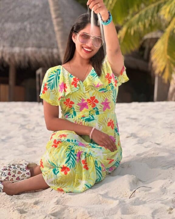 மாலத்தீவில் கணவருடன் தேனிலவை கொண்டாடிய லப்பர் பந்து பட நாயகி ஸ்வாசிகா 1