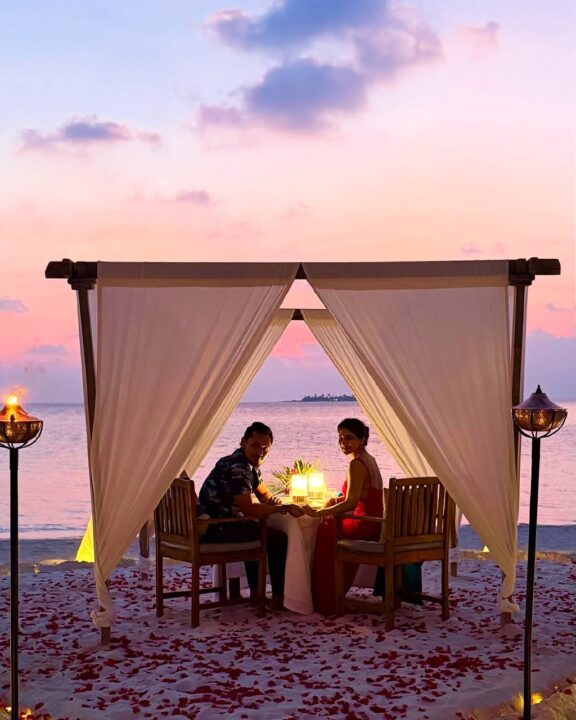 கணவருடன் நடிகை சாக்ஷி அகர்வால் மாலத்தீவில் Candle Light Dinner 1