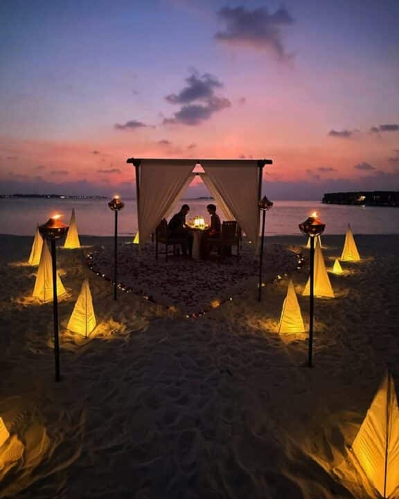 கணவருடன் நடிகை சாக்ஷி அகர்வால் மாலத்தீவில் Candle Light Dinner 3