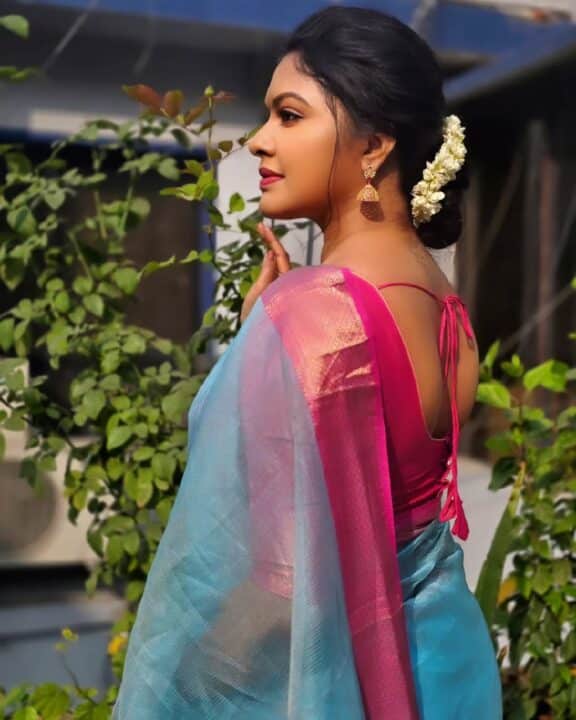 சேலையில் சிலை போல வந்து நின்ற நடிகை ரட்சிதா மஹாலக்ஷ்மி 1