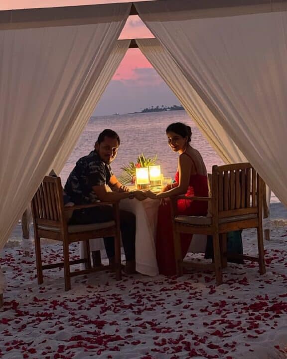 கணவருடன் நடிகை சாக்ஷி அகர்வால் மாலத்தீவில் Candle Light Dinner 6