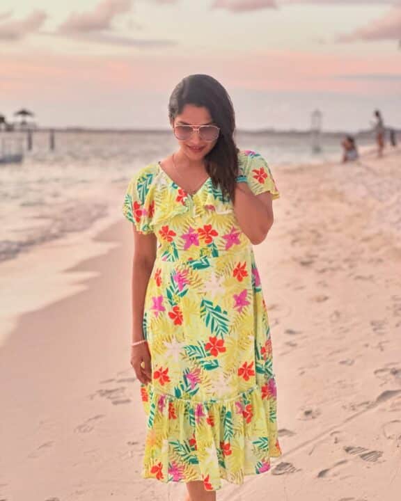 மாலத்தீவில் கணவருடன் தேனிலவை கொண்டாடிய லப்பர் பந்து பட நாயகி ஸ்வாசிகா 3