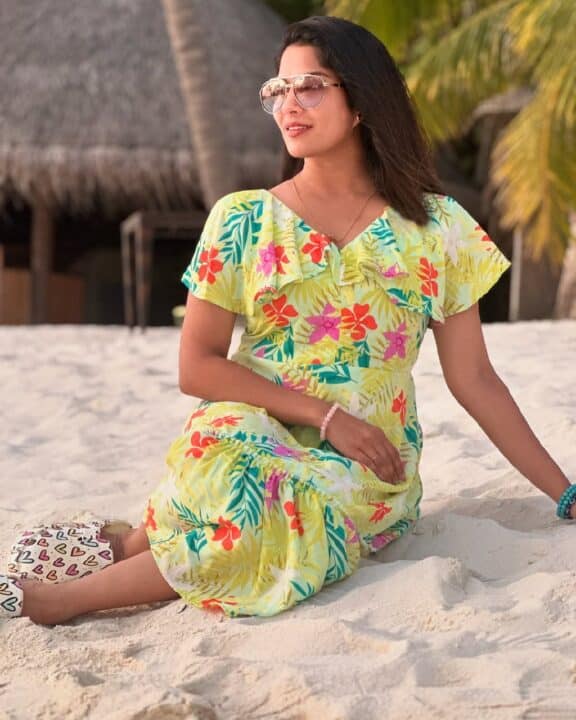 மாலத்தீவில் கணவருடன் தேனிலவை கொண்டாடிய லப்பர் பந்து பட நாயகி ஸ்வாசிகா 2