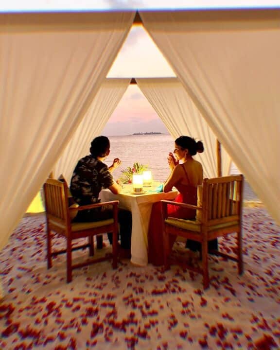 கணவருடன் நடிகை சாக்ஷி அகர்வால் மாலத்தீவில் Candle Light Dinner 2